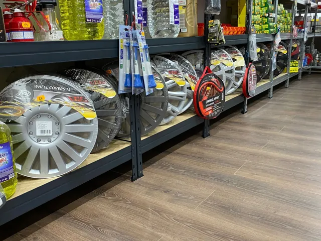 Raft cu capace de roți și accesorii auto