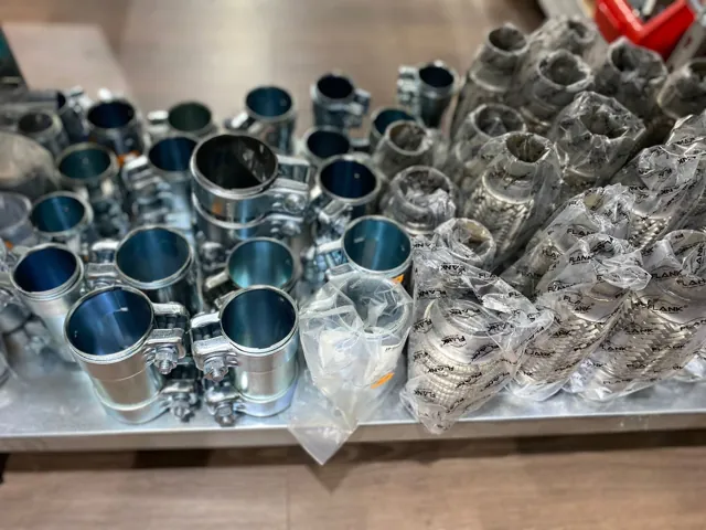 Coliere metalice și racorduri