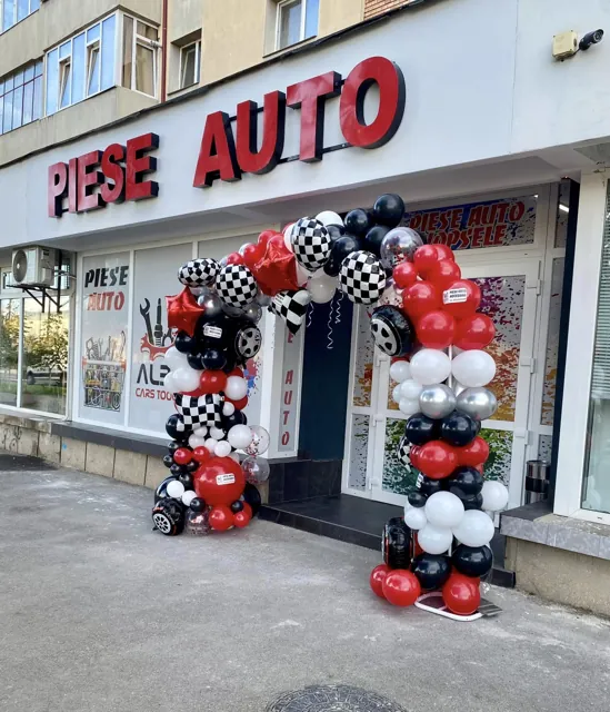 Vitrina magazinului Albu Cars Tools cu arcada de baloane în carouri de la deschidere